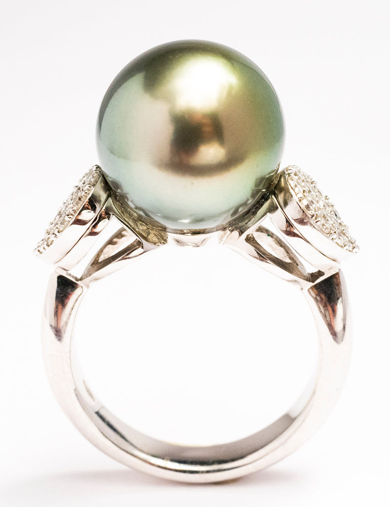 A Lady's Tahitian Darl Gray Pearl Ring